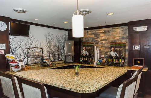 Grand Forks Condominio | King Suite Close to University of North Dakota. Free Breakfast. Indoor Pool & Hot Tub.