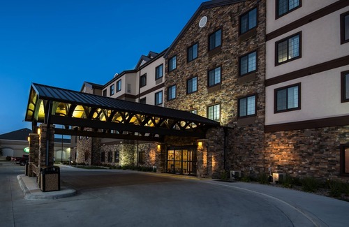 Grand Forks Condominio | King Suite Close to University of North Dakota. Free Breakfast. Indoor Pool & Hot Tub.