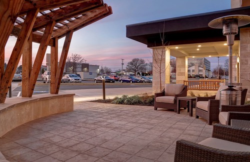 Overland Park Apartamento | Suite King. Desayuno gratis. Piscina. Barbacoa compartida. Gimnasio. ¡Cerca del centro de convenciones de Overland Park!