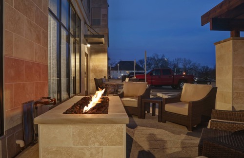 Overland Park Apartamento | Suite King. Desayuno gratis. Piscina. Barbacoa compartida. Gimnasio. ¡Cerca del centro de convenciones de Overland Park!