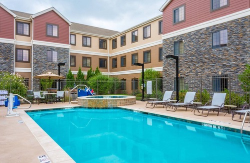 Independence Condominio | Suite King. Desayuno gratis. Piscina al aire libre y bañera de hidromasaje. ¡Cerca del Centro Médico Centerpoint!