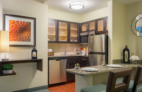 Concordville Condominio | King Suite. Free Breakfast. Seasonal Outdoor Pool. Gym. Close to Longwood Gardens!