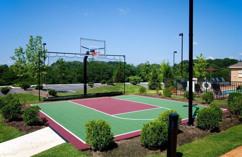 Concordville Condominio | King Suite. Free Breakfast. Seasonal Outdoor Pool. Gym. Close to Longwood Gardens!