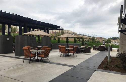 Madison Apartamento | Suite King. Desayuno gratis. Piscina con tobogán. ¡Cerca del jardín botánico de Olbrich!