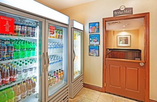 Oak Ridge Condominio | King Suite. Free Breakfast. Pool & Gym. Close to the University of Tennessee Arboretum!