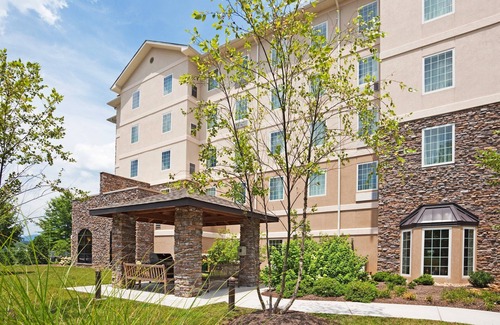 Oak Ridge Condominio | King Suite. Free Breakfast. Pool & Gym. Close to the University of Tennessee Arboretum!