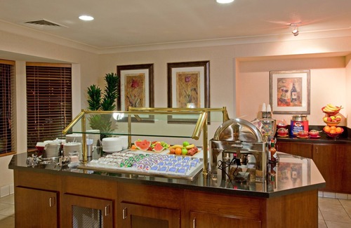 Palmdale Apartamento | King Suite. Free Breakfast. Outdoor Pool & Hot Tub. Great for Business Travelers!