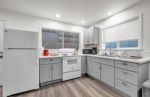 Citrus Heights Casa | King Suite House guest house, heated pool, spa, pool table, ping pong
