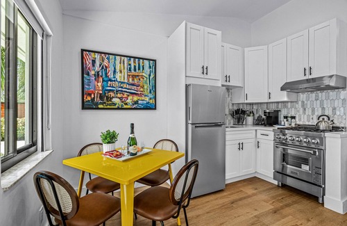 Flagler Village Apartamento | King Suite in a Tropical Retreat Freedom House Fort Lauderdale FL Suite 5