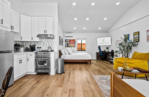 Flagler Village Apartamento | King Suite in a Tropical Retreat Freedom House Fort Lauderdale FL Suite 5