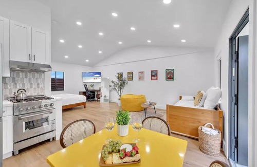 Flagler Village Apartamento | King Suite in a Tropical Retreat Freedom House Fort Lauderdale FL Suite 5