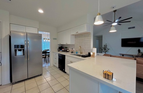 Conroe Casa | King Suite in cool Conroe with WiFi, AC