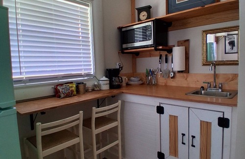 Hubert Cabaña | King Suite Minutes to Beach Shopping Nature Trails Boating Historic Sites
