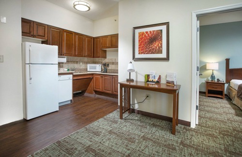 National Hills Condominio | King Suite Near Bush Field Airport | Free Daily Breakfast + Fitness Center
