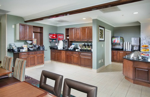 National Hills Condominio | King Suite Near Bush Field Airport | Free Daily Breakfast + Fitness Center