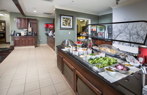 National Hills Condominio | King Suite Near Bush Field Airport | Free Daily Breakfast + Fitness Center