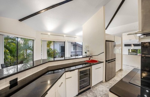 Kaneohe Villa | King Suite Oasis: Unwind with Jacuzzi & Bay Views (Unit B)