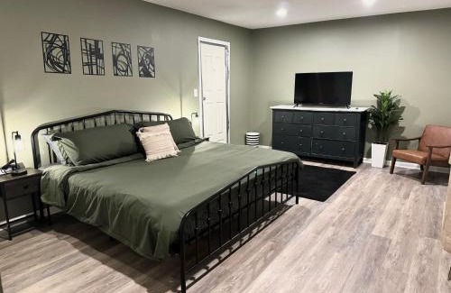 Jonesboro Casa | King Suite - Private Entrance - Hot Tub - Game Room