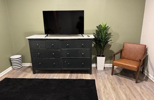 Jonesboro Casa | King Suite - Private Entrance - Hot Tub - Game Room