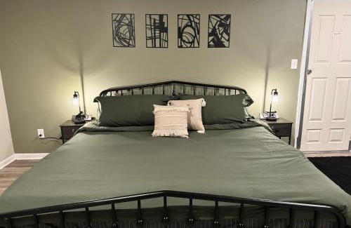 Jonesboro Casa | King Suite - Private Entrance - Hot Tub - Game Room
