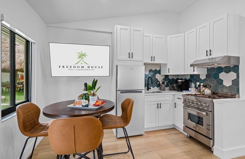 Flagler Village Apartamento | King Suite w/ a private Hot-tub in a Tropical Retreat Freedom House Suite 7