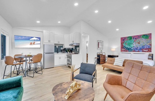 Flagler Village Apartamento | King Suite w/ a private Hot-tub in a Tropical Retreat Freedom House Suite 7