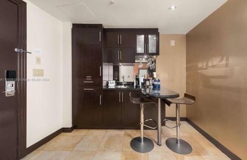 South Beach Apartamento | King Suite w/Balcony Pool & Jacuzzi on Ocean Drive South Beach
