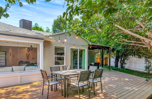 Winnetka Casa | King-Suite w/Beautiful Backyard W/ Built in Bar and Barbecue Area in great area