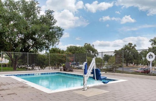 Franklin Park Apartamento | King Suite with Roll-in-Shower - Accessible/Non-Smoking