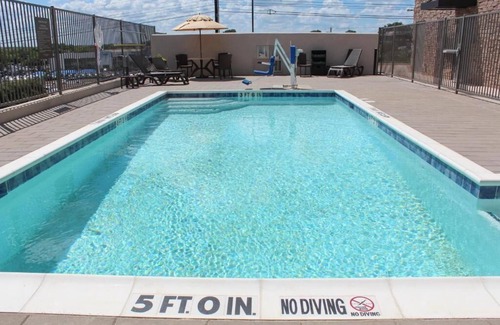 Franklin Park Apartamento | King Suite with Roll-in-Shower - Accessible/Non-Smoking