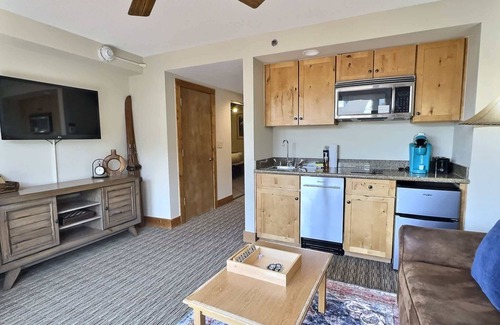 Crested Butte Condominio | King Suite with a View, Pool, Hot Tub, Ski In/Out!