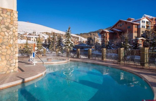 Crested Butte Condominio | King Suite with a View, Pool, Hot Tub, Ski In/Out!
