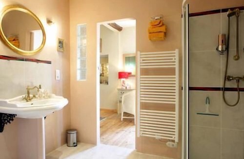 Montolieu Cama Y Desayuno | King-Superior-Baño con bañera