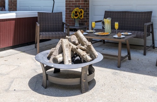 Kernersville Casa | KingBed Hot Tub BBQ Games Hypoallergenic