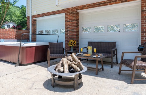 Kernersville Casa | KingBed Hot Tub BBQ Games Hypoallergenic