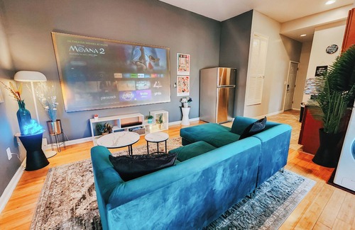 Center City Apartamento | KingDreams / King Beds / Sleep 12 / 120" Projector