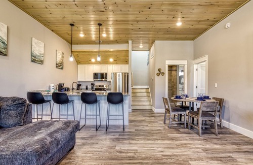 Sevierville Chalet De Esquí | Kingfish Kreek Cabin, a spacious 3bd 2bth retreat w/ stunning mountain views!