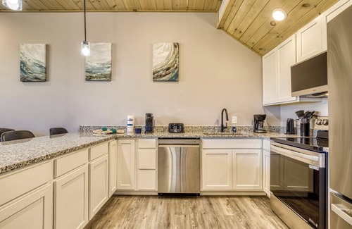 Sevierville Chalet De Esquí | Kingfish Kreek Cabin, a spacious 3bd 2bth retreat w/ stunning mountain views!