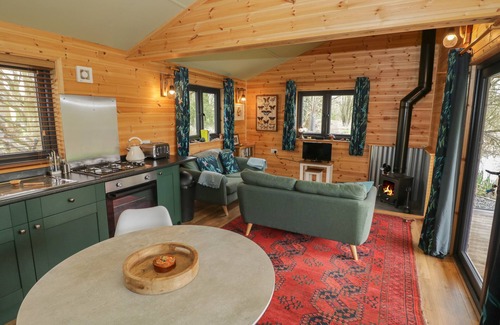 Frankton Cabaña | KINGFISHER, romantic, with hot tub in Dunchurch