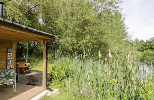 Frankton Cabaña | KINGFISHER, romantic, with hot tub in Dunchurch