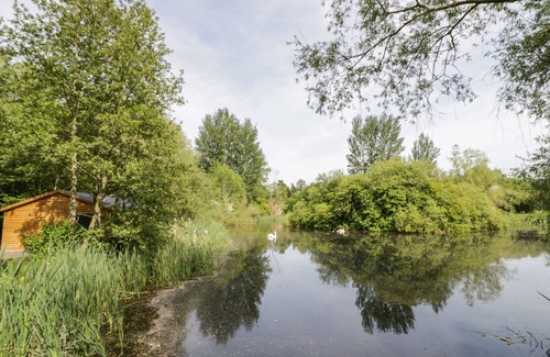Frankton Cabaña | KINGFISHER, romantic, with hot tub in Dunchurch