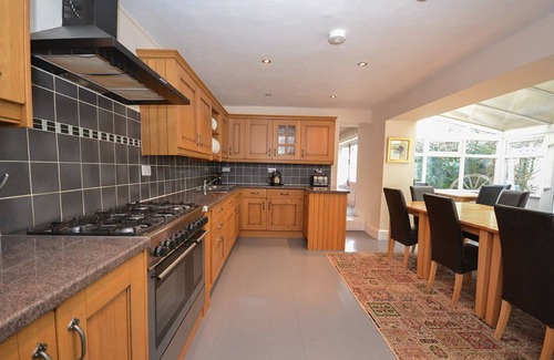 Beaumaris Cabaña | Kings House - a town house that sleeps 12 guests in 6 bedrooms