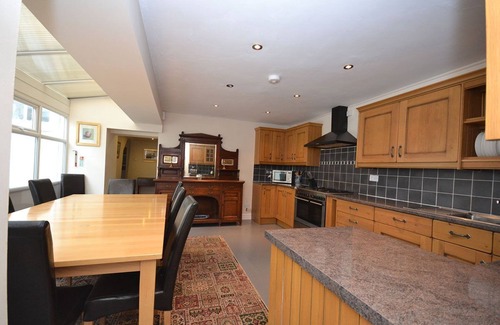 Beaumaris Cabaña | Kings House - a town house that sleeps 12 guests in 6 bedrooms