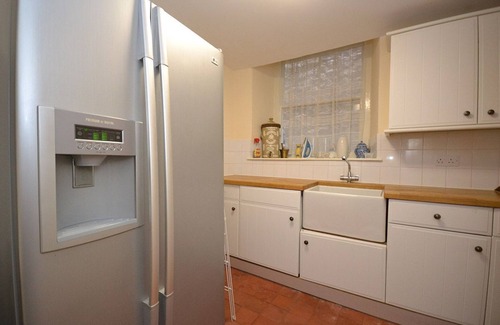 Beaumaris Cabaña | Kings House - a town house that sleeps 12 guests in 6 bedrooms