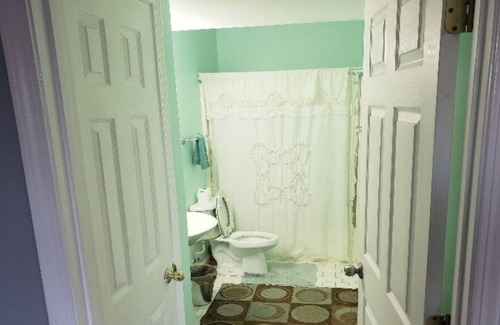Bellevue Casa | Kings s size bed king The entrance through the front door Long term is availabl