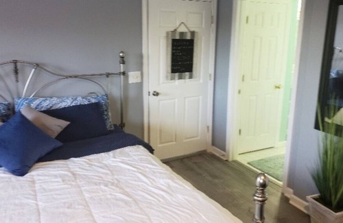 Bellevue Casa | Kings s size bed king The entrance through the front door Long term is availabl