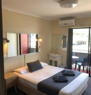 Hamilton Casa | Kingsford Riverside Inn