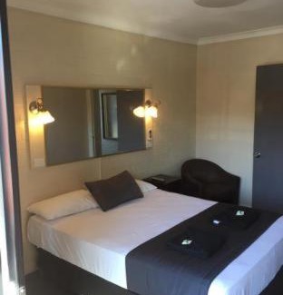 Hamilton Casa | Kingsford Riverside Inn