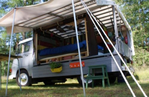 Kropswolde Otro | Kingsize Bed on Wheels en Tiny Red House