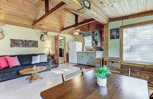 Kingsland Casa | Kingsland Duo – 2 Cottages in 1 w/ Lakeview!